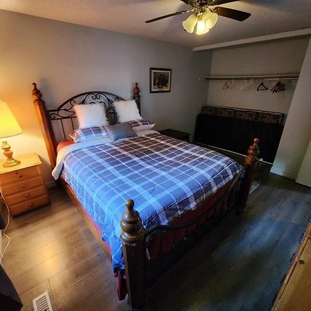 Entire 3 Bedroom House In Elliot Lake Exterior foto