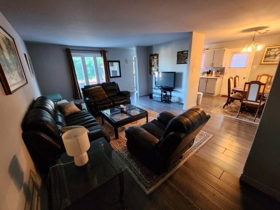 Entire 3 Bedroom House In Elliot Lake Exterior foto